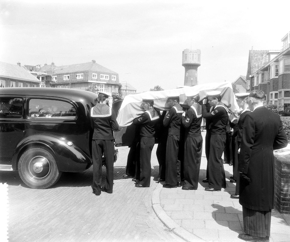 Militaire begrafenis matroos 1e klasse W. Z. Barends Den Helder, Bestanddeelnr 907-2322