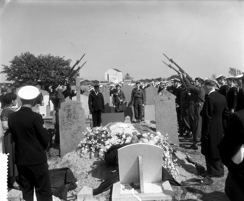 Militaire begrafenis matroos 1e klasse W. Z. Barends Den Helder, Bestanddeelnr 907-2324