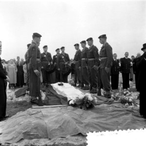 Militaire begrafenis majoor mach C Donders Huisdinnen, Bestanddeelnr 908-0197