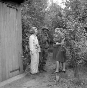 Militair van de Irish Guards in gesprek met inwoonsters van Aalst, Bestanddeelnr 255-9022
