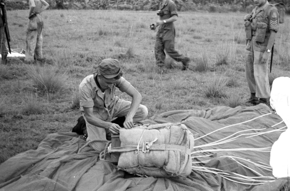 Militair opent een kist, Bestanddeelnr 5824