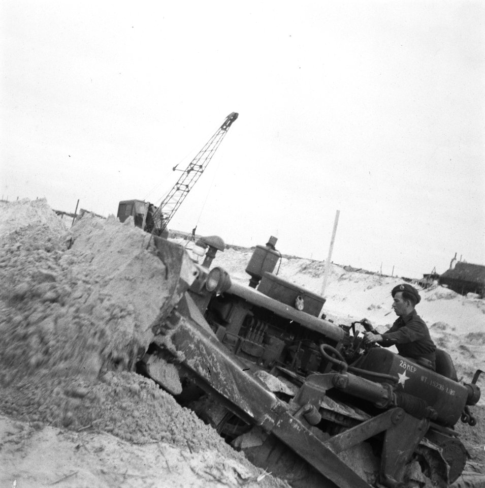 Militaire bulldozer tijdens werkzaamheden, Bestanddeelnr 900-7543