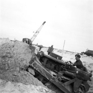 Militaire bulldozer tijdens werkzaamheden, Bestanddeelnr 900-7543