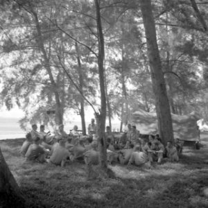 Militaire bespreking in kamp Morib Beach op Malakka, Bestanddeelnr 255-8375