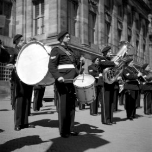 Militair muziekkorps tijdens uitvoering voor het Koninklijk Paleis, Bestanddeelnr 255-9163