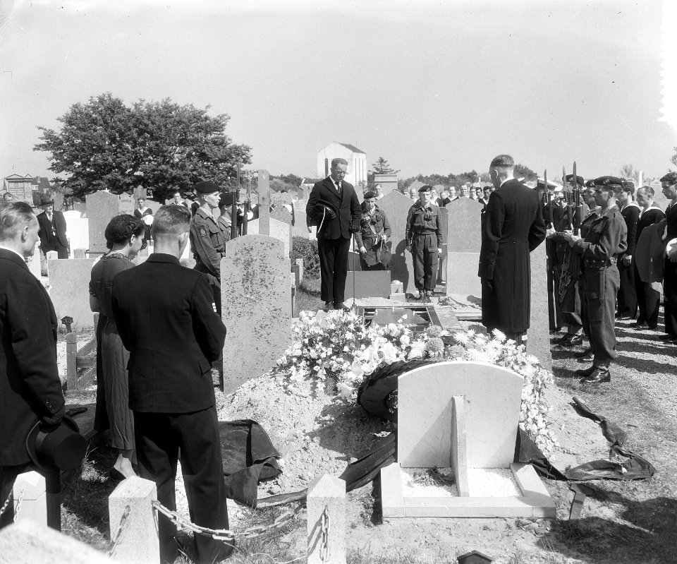 Militaire begrafenis matroos 1e klasse W. Z. Barends Den Helder, Bestanddeelnr 907-2326