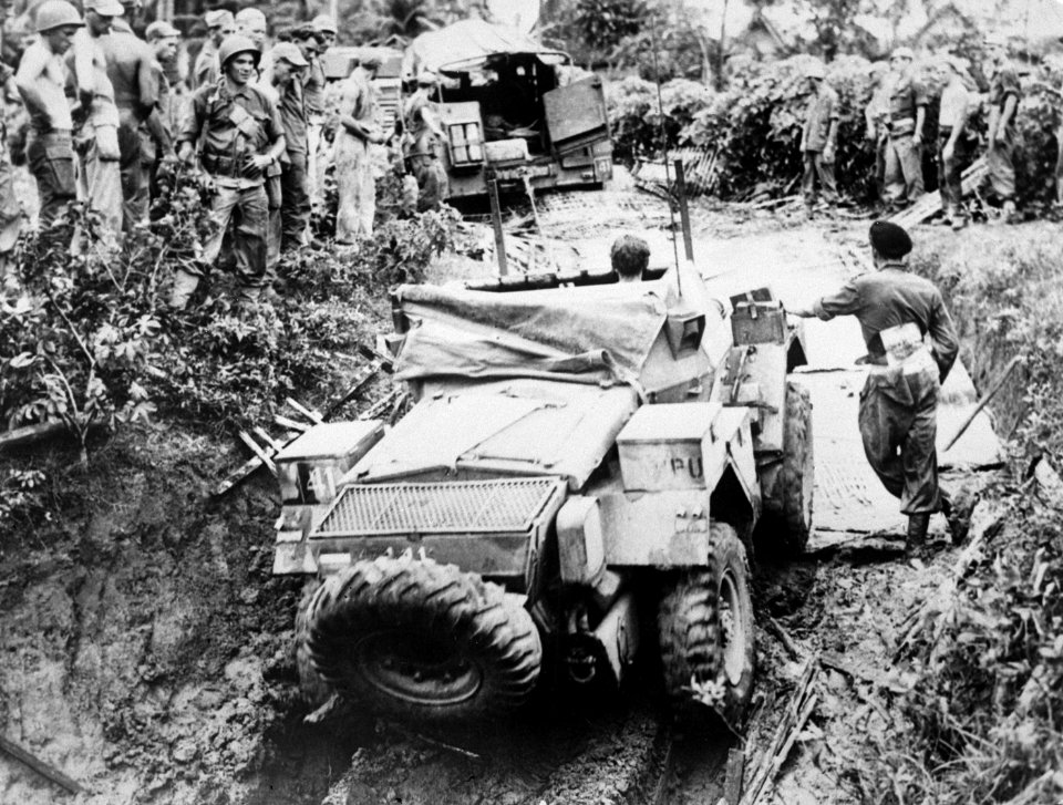 Militaire actie in Indonesie, Een Ford Lynx gepantserde verkenningswagen word do, Bestanddeelnr 934-6955