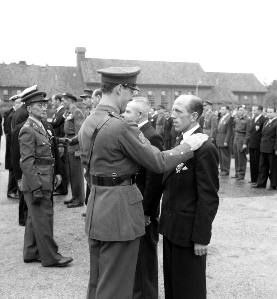 Militair ontvangst te Soesterberg door Prins Bernhard. W. Rombos uit Rotterdam, Bestanddeelnr 904-1002