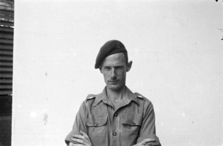 MIlitair met baret, zonder rangonderscheidingstekens, Bestanddeelnr 519-1-6