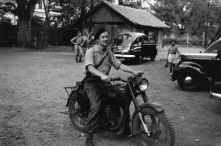 Militair op een motorfiets, Bestanddeelnr 1686