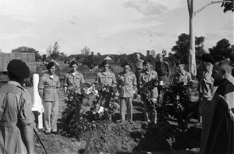 Militaire begrafenis. Cavaleristen KNIL en Huzaren van Boreel staan om het graf, Bestanddeelnr 5936