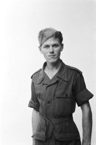 Militair met kepi in donkere overall zonder rangonderscheidingstekens, Bestanddeelnr 519-6-7