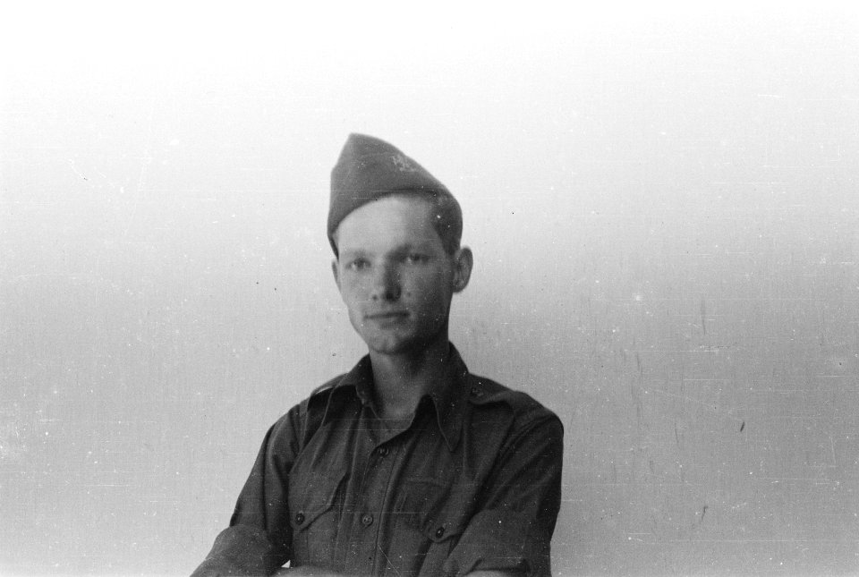 Militair met kepi in overhemd met schouderepauletten zonder rangonderscheidings, Bestanddeelnr 522-3-2