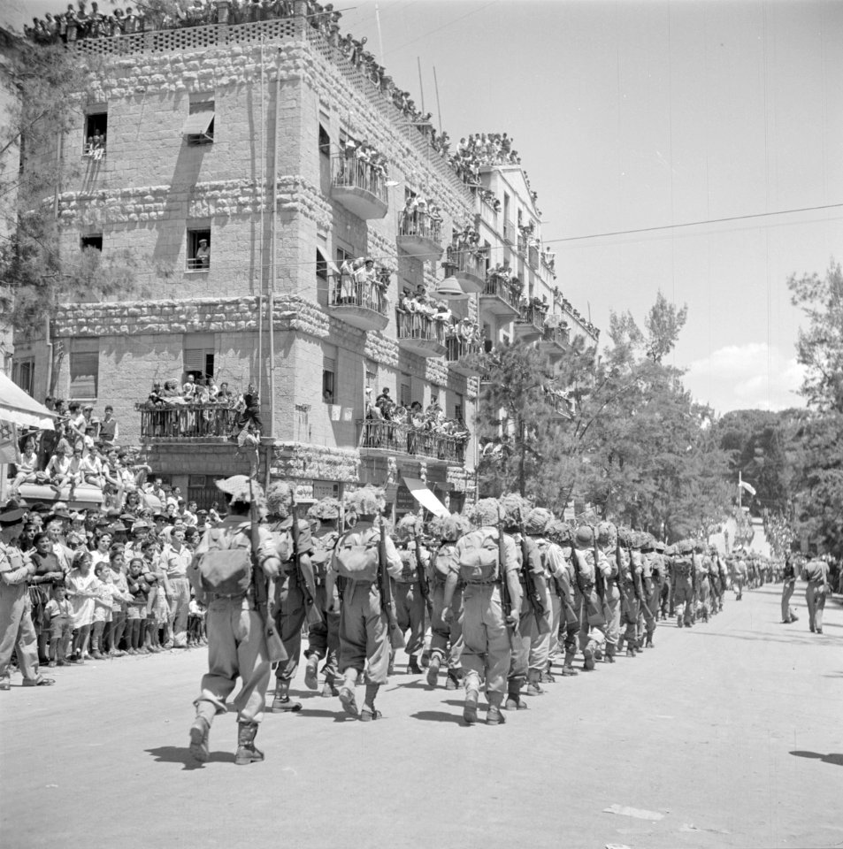 Militaire eenheid tijdens de militaire parade op 15 mei 1949 te Jeruzalem bij ge, Bestanddeelnr 255-1001