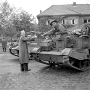 Militair van de Irish Guards krijgt een sigaar van een inwoner van Aalst, Bestanddeelnr 255-9193