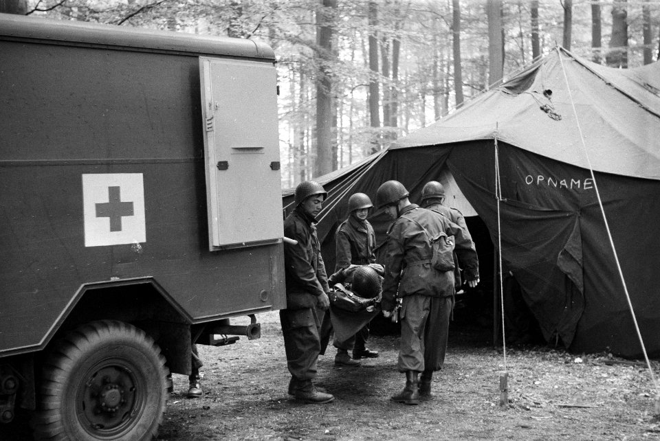Militaire geneeskundige oefening Houen zo door het 11 Geneeskundig Bataljon bi, Bestanddeelnr 911-2644