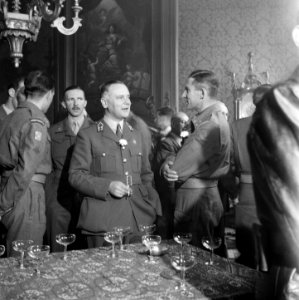 Militaire en civiele gezagsdragers in het Stadhuis van Den Haag In het midden (, Bestanddeelnr 900-4705