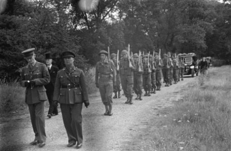 Militaire begrafenis in Engeland (generaal Noothoven van Goor). Rechts vooraan…, Bestanddeelnr 935-3417