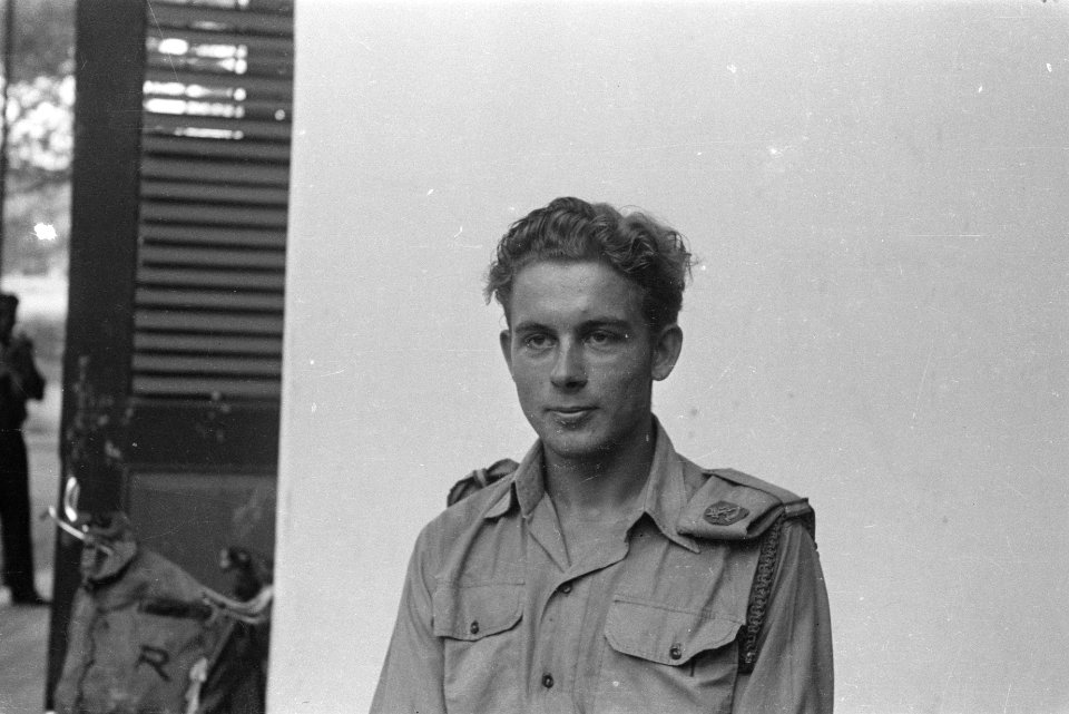 Militair zonder rangonderscheidingstekens met baret door linkerschouder epaulet, Bestanddeelnr 516-3-4