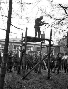 Militaire oefeing Loop door , krijgsgevangenen met wachttoren, Bestanddeelnr 912-1247