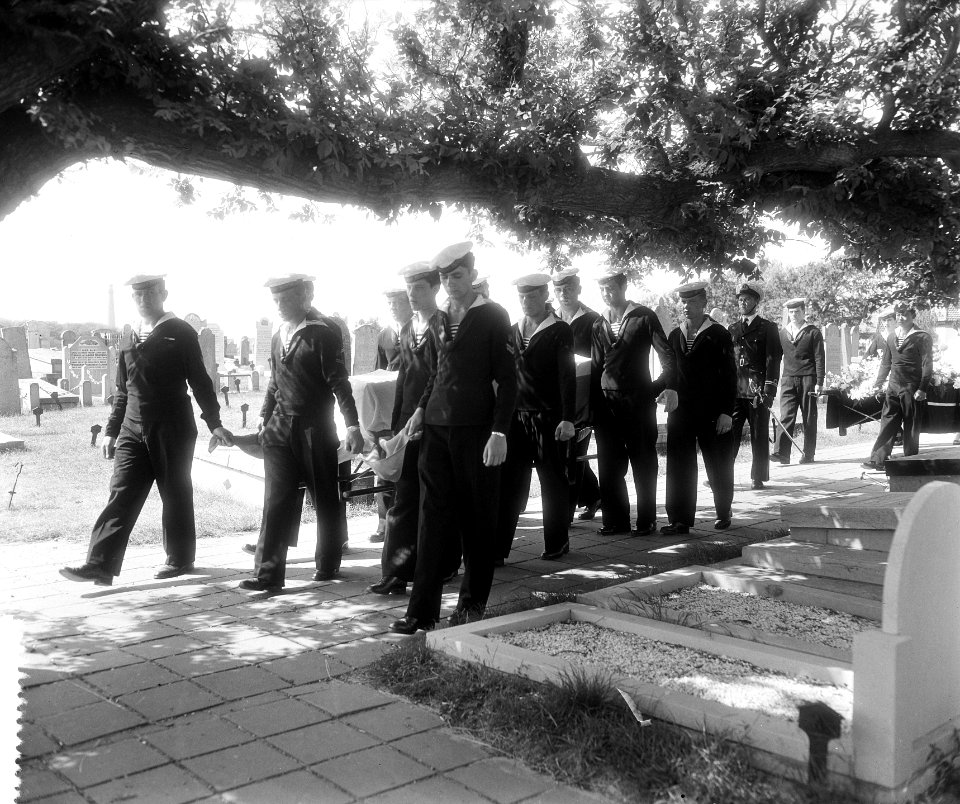 Militaire begrafenis matroos 1e klasse W. Z. Barends Den Helder, Bestanddeelnr 907-2321