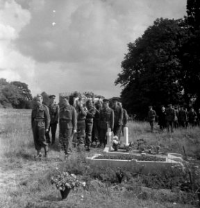 Militaire begrafenis in Engeland., Bestanddeelnr 935-3423