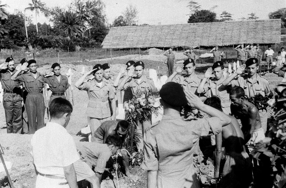 Militaire begrafenis. Cavaleristen KNIL en Huzaren van Boreel salueren bij het g, Bestanddeelnr 5930