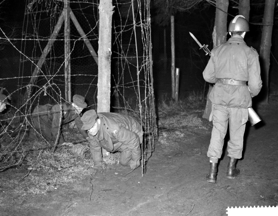 Militaire oefeing Loop door , ontsnapping uit het krijgsgevangenenkamp, Bestanddeelnr 912-1241