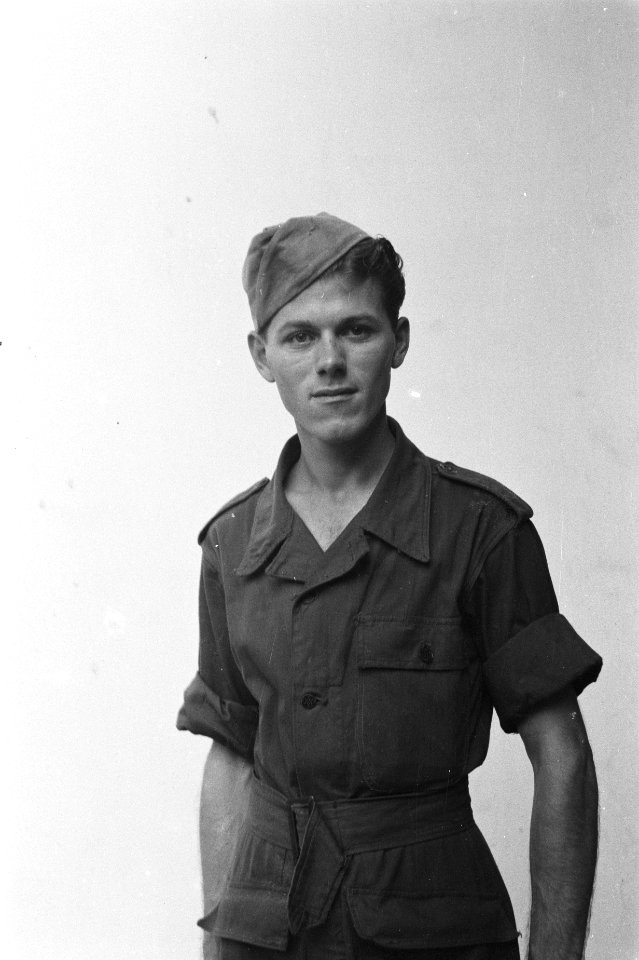 Militair met kepi in donkere overall zonder rangonderscheidingstekens, Bestanddeelnr 519-6-6