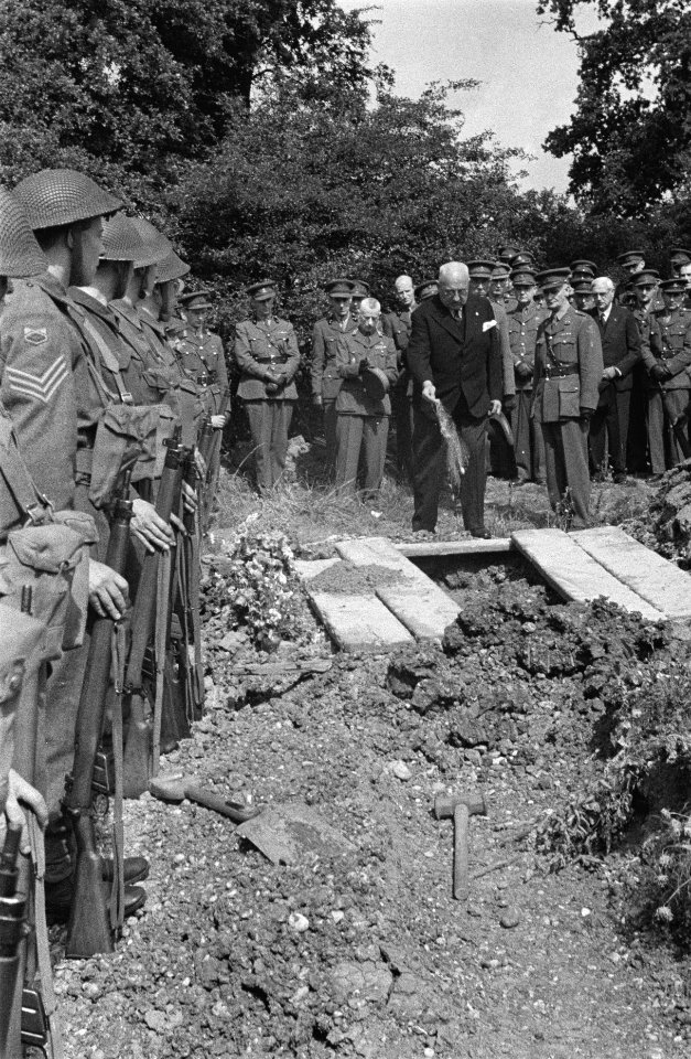 Militaire begrafenis in Engeland (generaal Noothoven van Goor). Minister O.C.A., Bestanddeelnr 935-3415