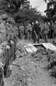 Militaire begrafenis in Engeland (generaal Noothoven van Goor). Minister O.C.A., Bestanddeelnr 935-3415