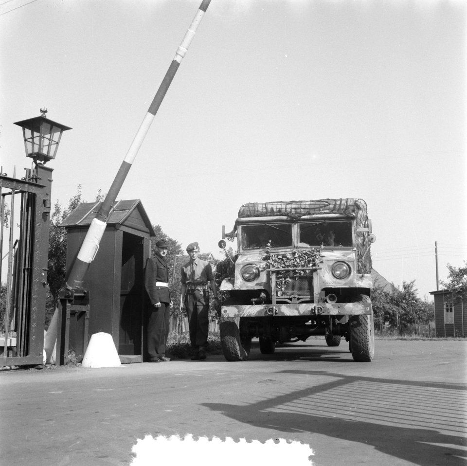 Militaire oefening Hold Fast in Duitsland. Ingang Duitse kazerne, Bestanddeelnr 905-3145