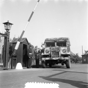 Militaire oefening Hold Fast in Duitsland. Ingang Duitse kazerne, Bestanddeelnr 905-3145