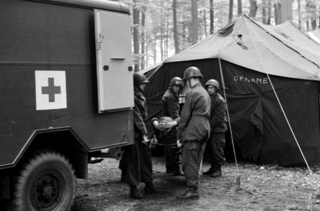Militaire geneeskundige oefening Houen zo door het 11 Geneeskundig Bataljon bi, Bestanddeelnr 911-2642