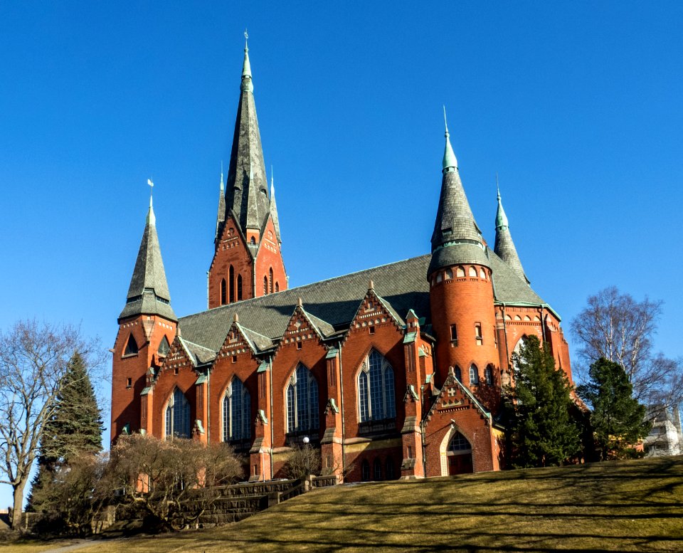 Mikaelinkirkko luoteesta