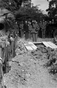 Militaire begrafenis in Engeland (generaal Noothoven van Goor). Veldpredikant …, Bestanddeelnr 935-3416