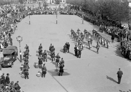 Militaire muziekkorpsen paraderen op het Marktplein te Apeldoorn, onder grote be, Bestanddeelnr 900-2700