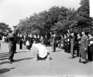Militaire begrafenis matroos 1e klasse W. Z. Barends Den Helder, Bestanddeelnr 907-2325