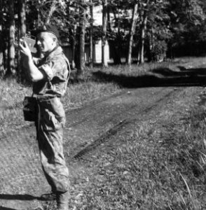 Militaire cameraman aan het werk, Bestanddeelnr 5917