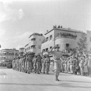Militaire eenheid tijdens de militaire parade in Haifa bij gelegenheid van de ee, Bestanddeelnr 255-0986