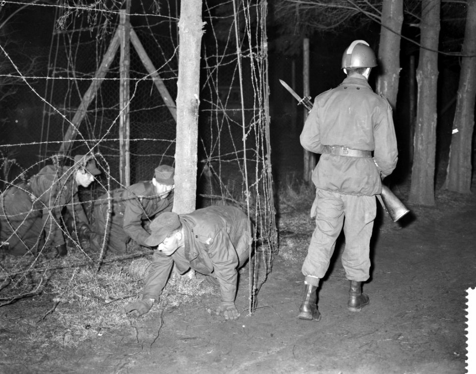 Militaire oefeing Loop door , krijgsgevangenen ontsnap door het hek, Bestanddeelnr 912-1248