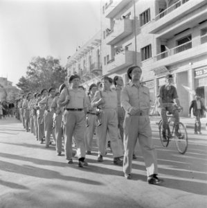 Militaire eenheid tijdens de militaire parade in Haifa bij gelegenheid van de ee, Bestanddeelnr 255-0989