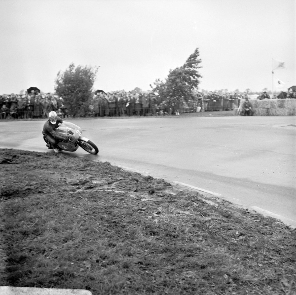 Mike Hailwood op Honda in aktie in de 350 cc klasse, Bestanddeelnr 919-2877