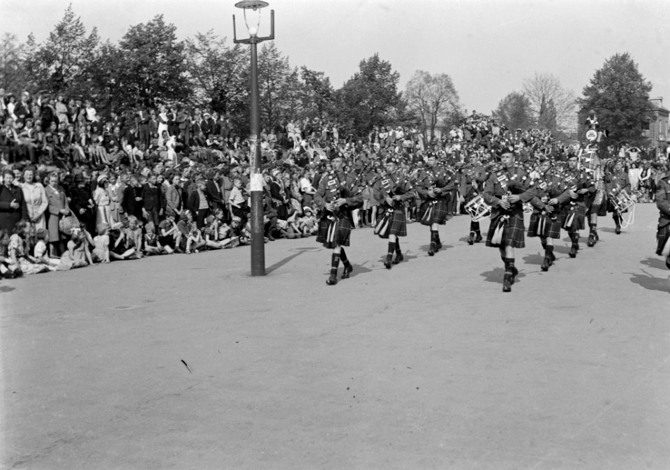 Militaire muziekkorpsen paraderen op het Marktplein te Apeldoorn, onder grote be, Bestanddeelnr 900-2698