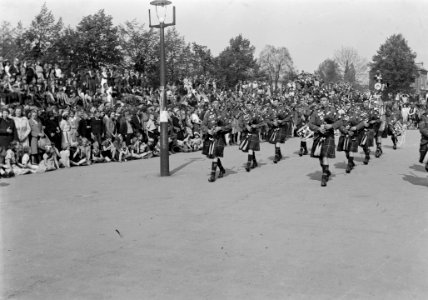 Militaire muziekkorpsen paraderen op het Marktplein te Apeldoorn, onder grote be, Bestanddeelnr 900-2698