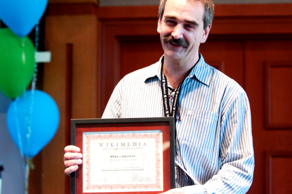 Mike Christie with his Wikimedia award