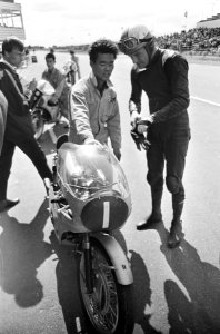 Mike Hailwood in de pits met een Japanse mecanicien van Honda, Bestanddeelnr 920-4257