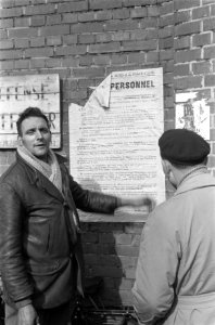 Mijnwerkersstaking in Frankrijk, mijnwerkers voor de ingang, Bestanddeelnr 914-8965