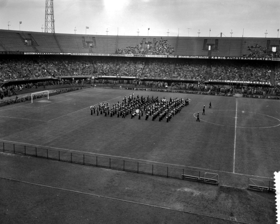 Militair taptoe tbv de militaire oorlogsslachtoffers in het Feyenoordstadion , Bestanddeelnr 909-5701