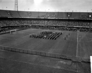 Militair taptoe tbv de militaire oorlogsslachtoffers in het Feyenoordstadion , Bestanddeelnr 909-5701